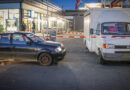 Automobilist zonder verzekering botst na politieachtervolging op foodtruck