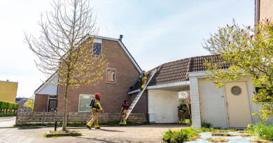 Brand in aanbouw slaat over naar dak woning Kamp 23