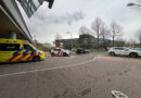 Maaltijdbezorger lichtgewond na aanrijding op Stationsplein